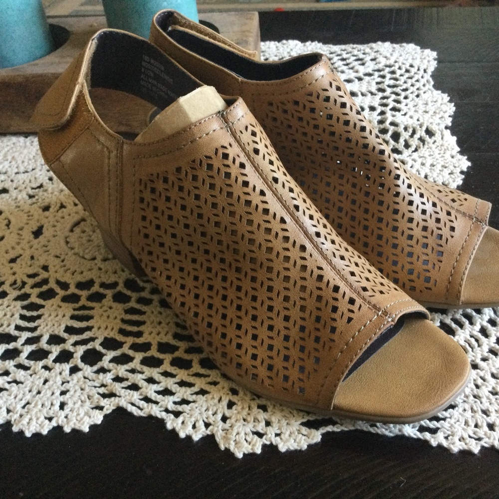 White Mountain Lenora 8.5~Taupe Suede Open Toe  Slingback~Adjustable Strap
